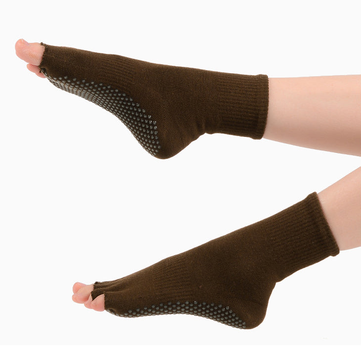 Essential yoga gear: breathable and non-slip five-finger socks