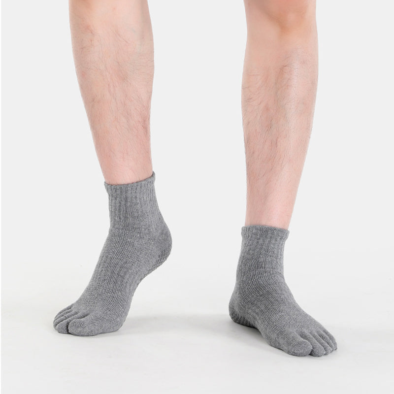 Ankle-length five-toe grip socks for men with breathable cotton and arch support