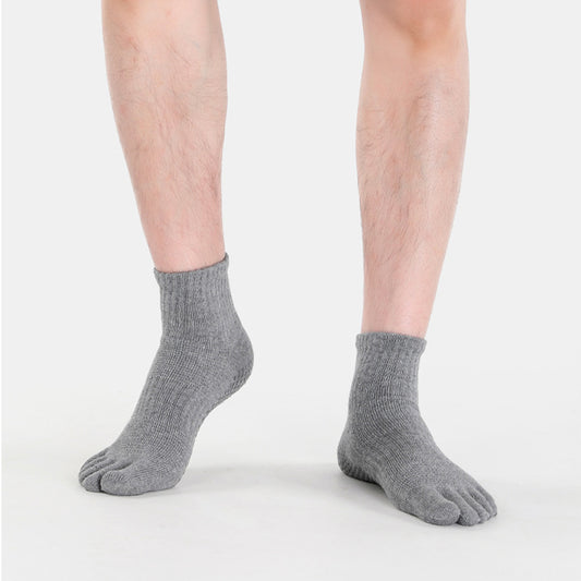 Ankle-length five-toe grip socks for men with breathable cotton and arch support