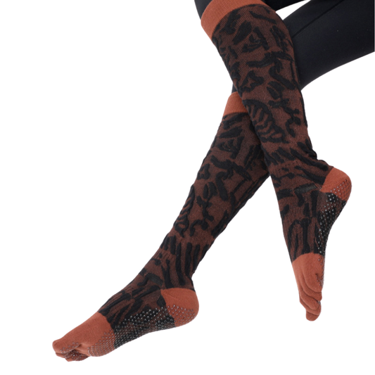 Brown non-slip yoga socks for women, textured knit, Zokfit